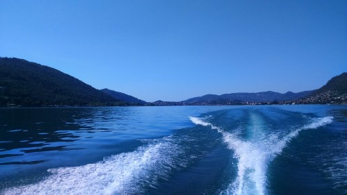 Scia barca nel lago